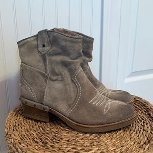 Sundance Cognac gray soft suede pull on boots made in Portugal - 38